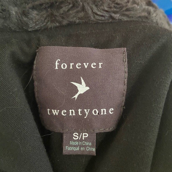 Fuzzy vest - Picture 6 of 6